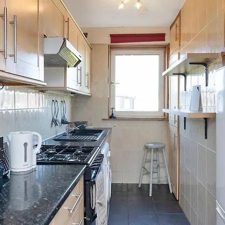 Free Parking - Sleeps 6 - - Good Location 公寓 *