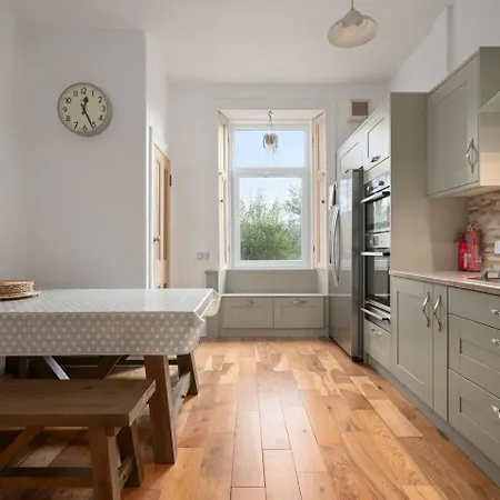 Homely 2 Bedroom - Pass The Keys * Edinburg