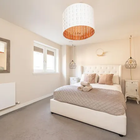 Gorgeous 3 Bed House Free Parking & Garden Vakantiehuis