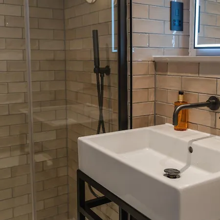 Albergue Code - The Court, *