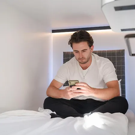 Code - The Court, Albergue