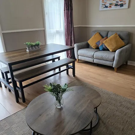 3br House With Parking 10 Mins To Airport Sleeps 6 * إدنبرة