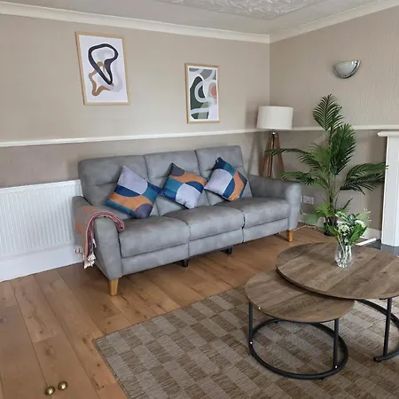 شقة 3br House With Parking 10 Mins To Airport Sleeps 6 *