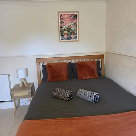 شقة 3br House With Parking 10 Mins To Airport Sleeps 6 *