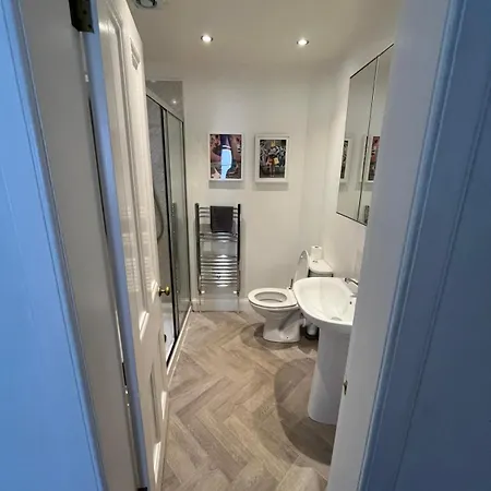 Bright 2 Bedroom Near The Meadows * Edinburgh