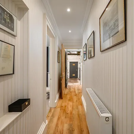 Elegant Flat With Garden In West End