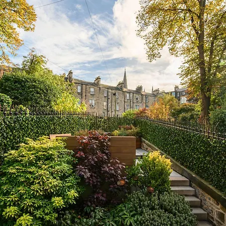 Elegant Flat With Garden In West End Apartment