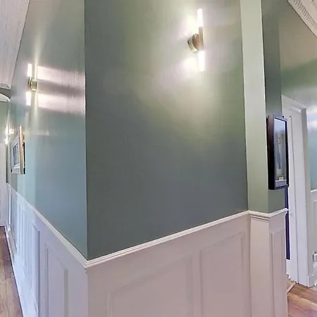 Spacious With Easy Access To Airport & Centre アパート *