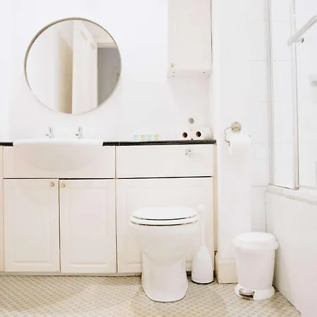 Traditional 2 Bedroom アパート