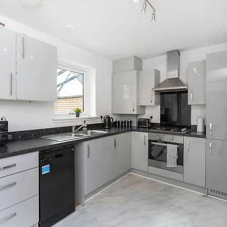 דירה Free Parking - Centre - Sleeps 5 - Modern אדינבורו
