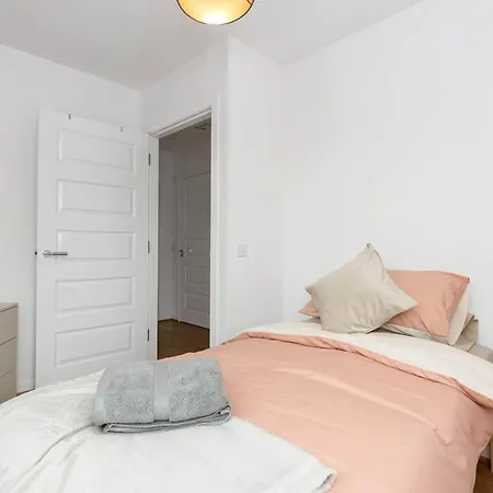 Free Parking - Centre - Sleeps 5 - Modern דירה