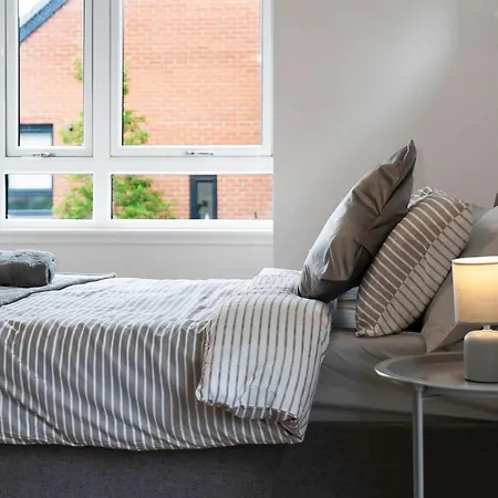 דירה Free Parking - Centre - Sleeps 5 - Modern אדינבורו