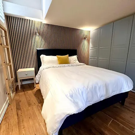 Stylish 2br - Walk To Attraction *