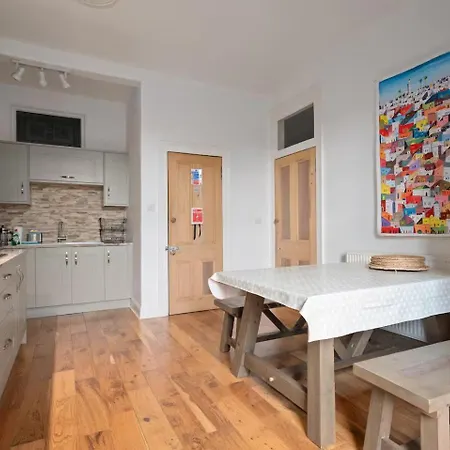 Homely 2 Bedroom - Pass The Keys Lägenhet *