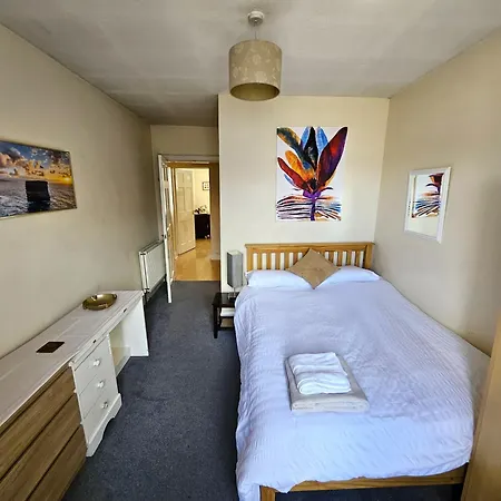 Charming 2bd Flat 10 Minutes To Castle شقة *