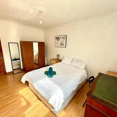 Spacious 3 Bedroom Flat شقة *