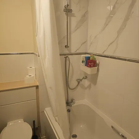 アパート Centre One Private Bedroom In Shared With Private Bathroom With Free Car Parking エディンバラ