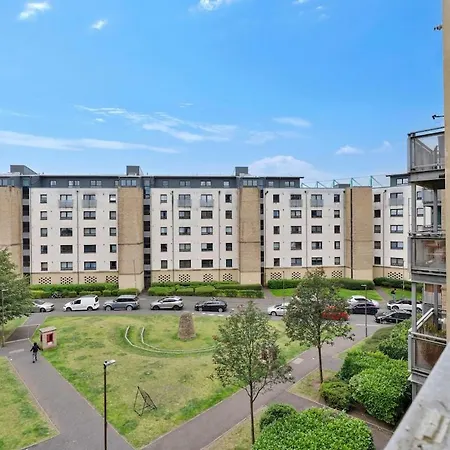 Modern 2br Flat, Parking & Balcony In Apartament
