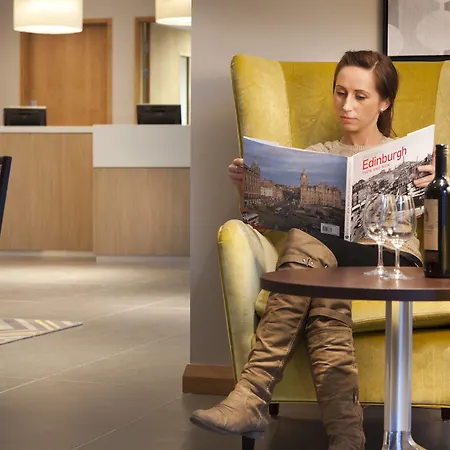 By Marriott Otel Edinburgh