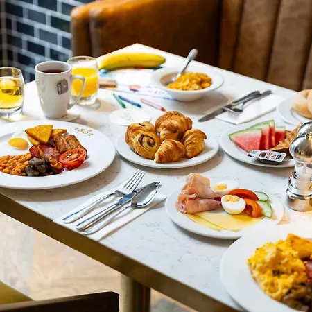 מלון Courtyard By Marriott 4*