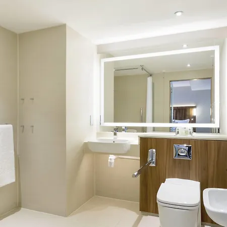 Courtyard By Marriott מלון