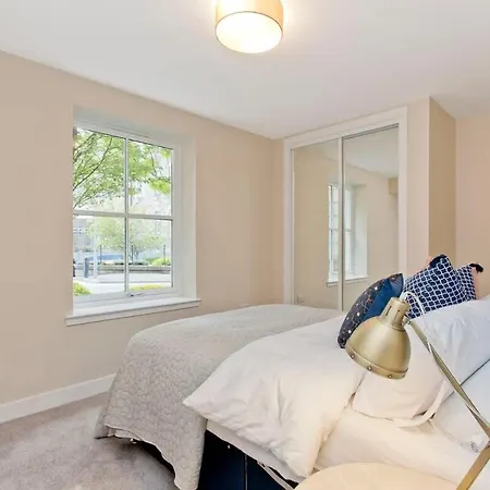 Stylish 2 Bed Centre With Parking Apartament *