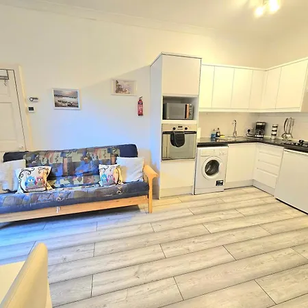 Beautiful Travelers - Salmond Place *