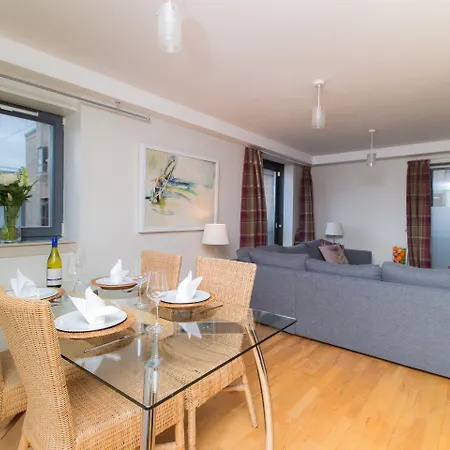 Bright Modern - Royal Mile Daire