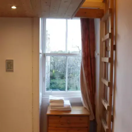 Traditional Oer The Meadows * Edynburg