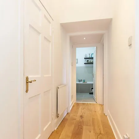 Beautifully Modernised New Town Appartement