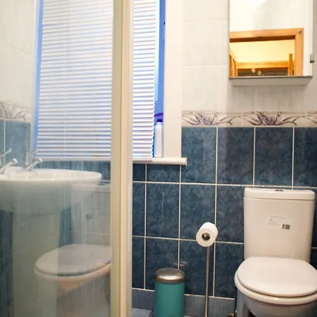 Newly Refurbed With Free Parking *