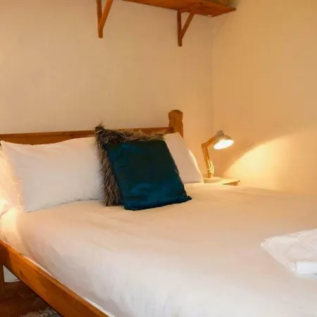 3 Bedroom Next To Leafy Meadows Appartement