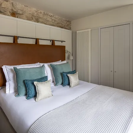 Abbey Apartments, At Holyrood