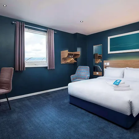 Отель Travelodge Queen Street 3*