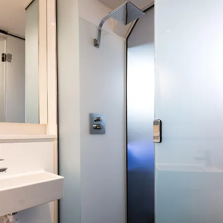 Code - The Court, Albergue *