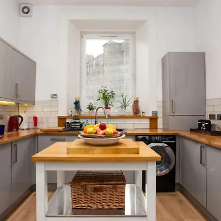 Apartman Spacious 2 Bedroom House Near The Meadows *