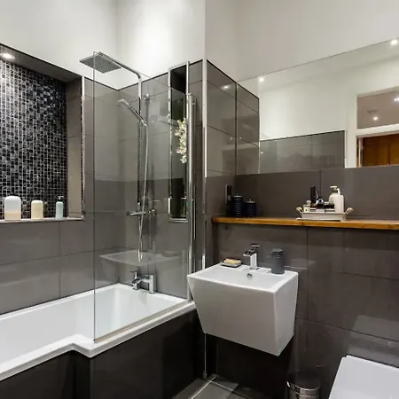 Spacious 2 Bedroom House Near The Meadows Apartman