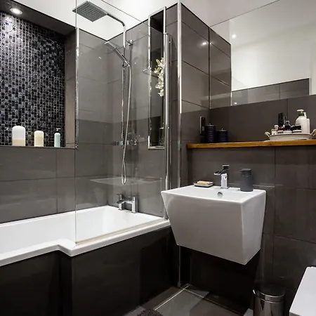 Spacious 2 Bedroom House Near The Meadows *