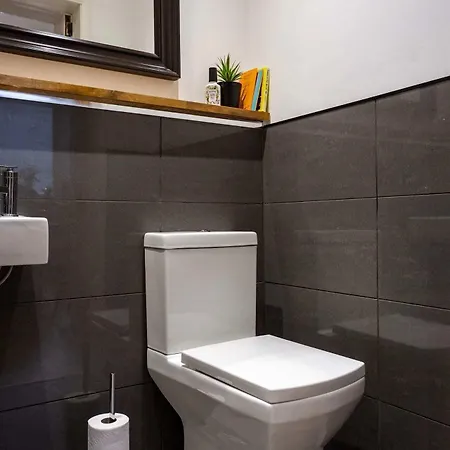 Spacious 2 Bedroom House Near The Meadows Apartman *