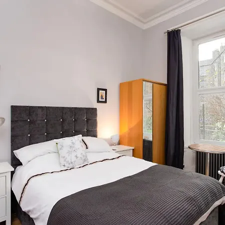 Spacious 2 Bedroom House Near The Meadows Apartman