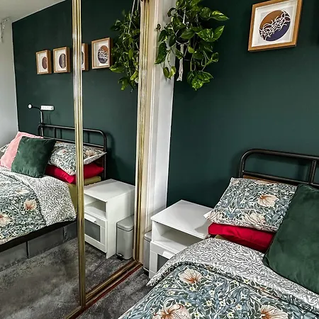 Double With Shared Bathroom Near The Shore And Tram בית הארחה אדינבורו