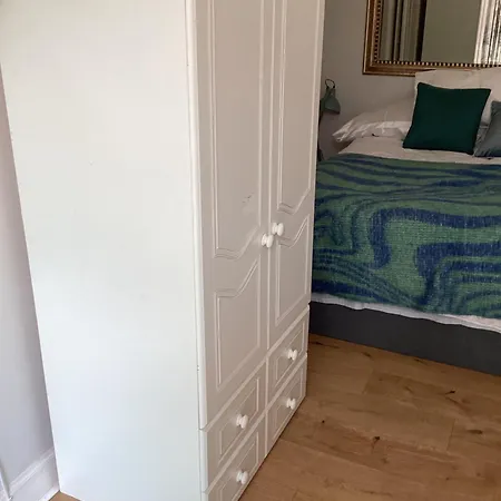 Проживание в семье Ground Floor Shared With Host Эдинбург