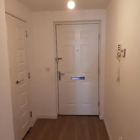 Stylish 2-bed Flat With Open-plan Living Parking *