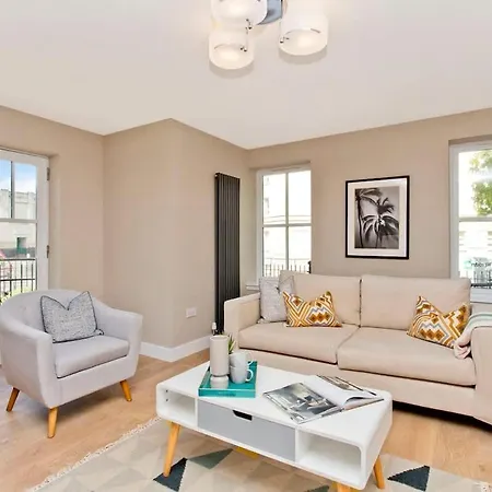 Modern 2 Bed With Parking