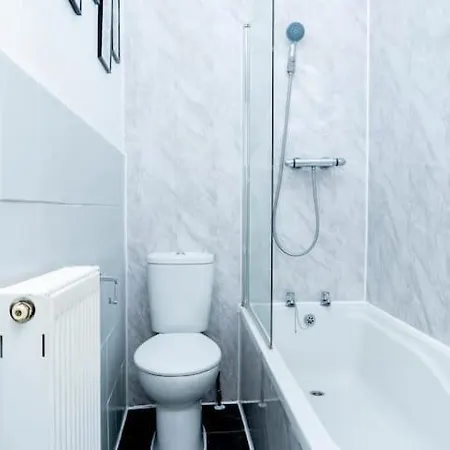 Apartment 2bd, Ocean Terminal, Tram To Airport, Sleeps 4 *