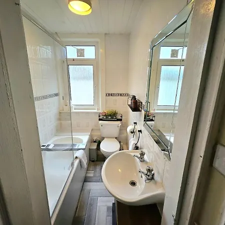 Апартаменты 2 Bed Apt, 4 Beds, 3 Tvs Parking *