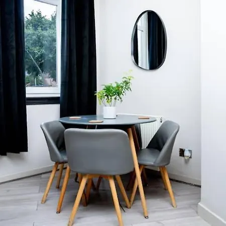 2bd, Ocean Terminal, Tram To Airport, Sleeps 4 * Edinburgh