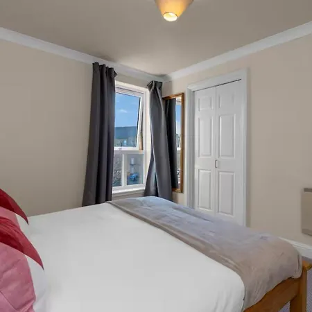 Apartment 2 Bedroom In *