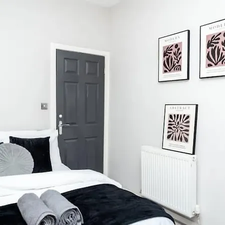 Apartment 2bd, Ocean Terminal, Tram To Airport, Sleeps 4