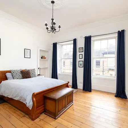 Chic And Stylish 2-bedroom Near Centre Lejlighed